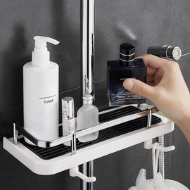 Hållare för förvaringsställ för badrumsstolpedusch