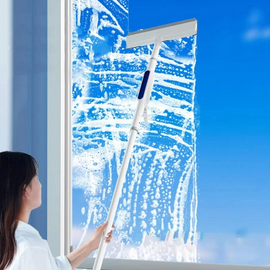 Skrapa för fönsterputsning med spray