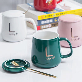 Keramisk mugg med stor kapacitet och lock Sked i Presentförpackning